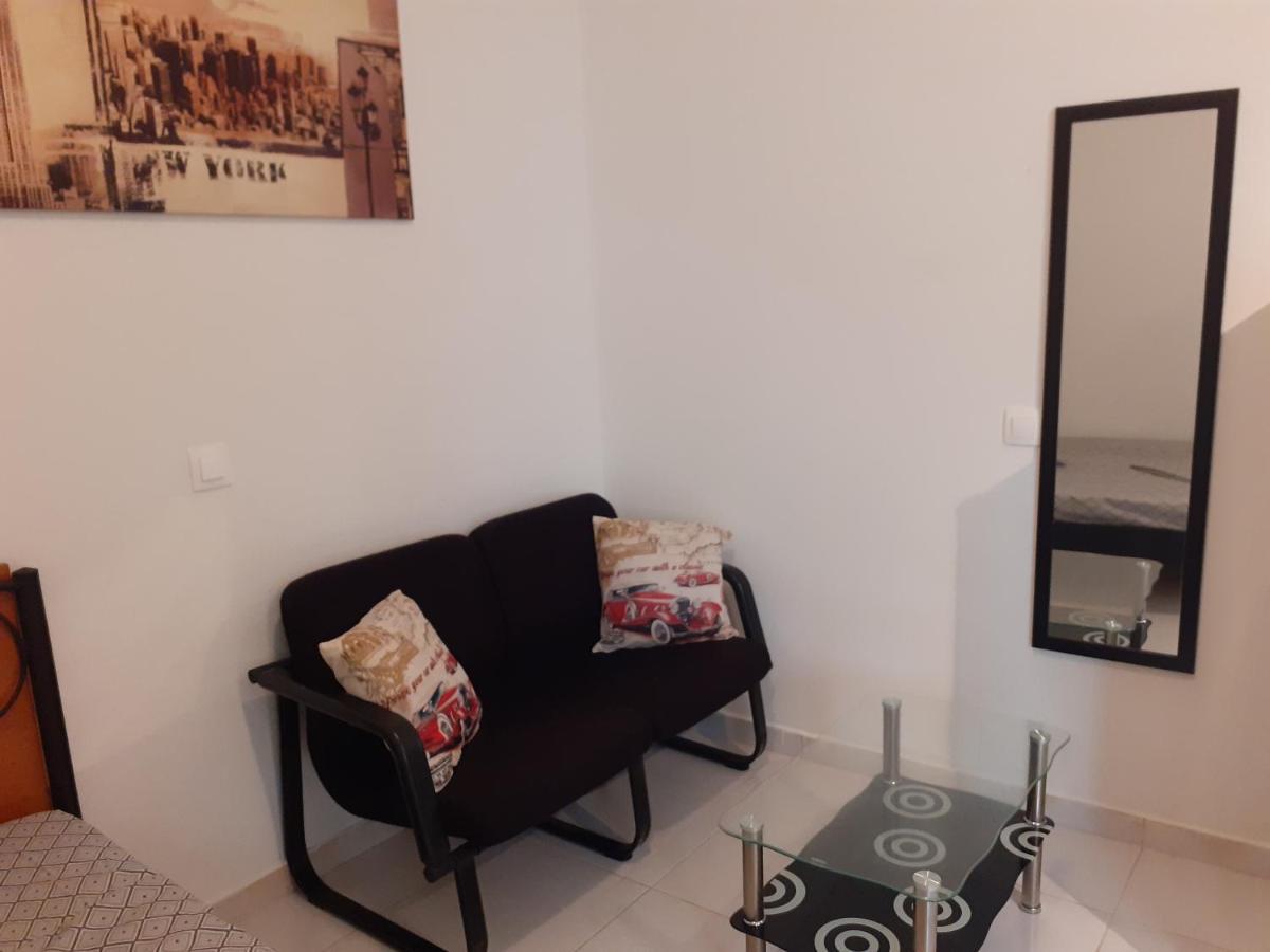 Yellow House Apartment กาลามาตา ภายนอก รูปภาพ